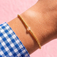 Bracelet Léna chaînette dorée perle quartz naturelle porté au poignet femme L'Atelier Rochelais