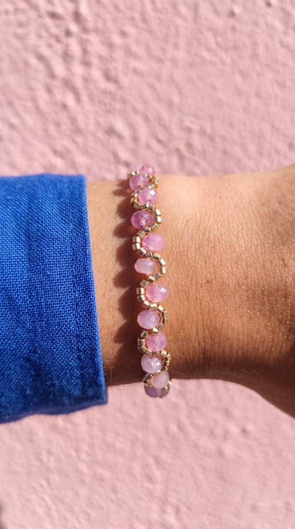 Bracelet Maya lilas porté au poignet pierres naturelles bijou artisanal La Rochelle