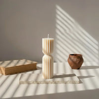 Bougie design blanche sculptée sur support en pierre, décor minimaliste L'Atelier Rochelais