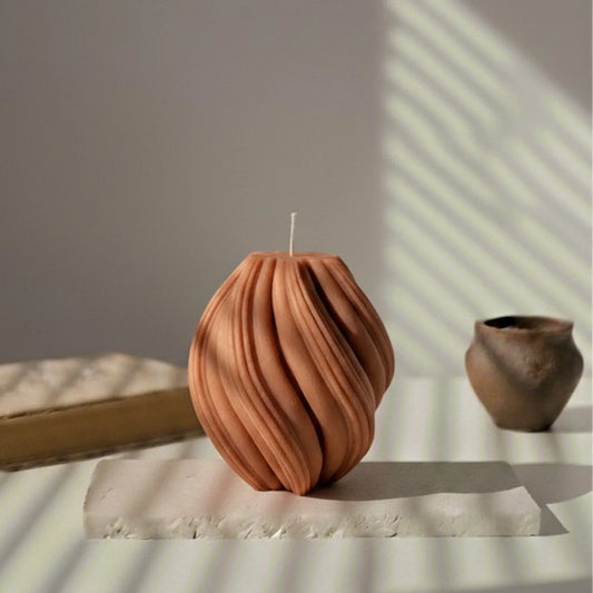 Bougie spirale décorative terracotta sur fond minimaliste, création L'Atelier Rochelais