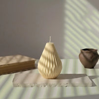 Bougie décorative blanche en forme de montgolfière sur une table, lumière naturelle, L'Atelier Rochelais