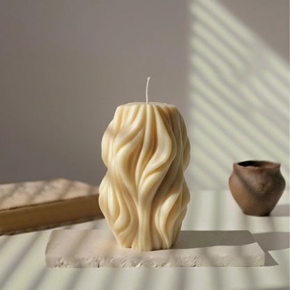 Bougie torsadée blanche décorative sur table, lumière naturelle, style moderne L'Atelier Rochelais