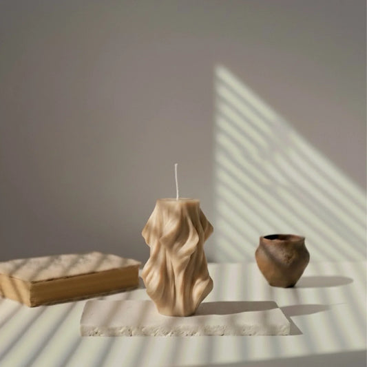 Bougie décorative marron ondulée sur une table, ambiance artisanale, L'Atelier Rochelais