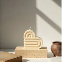 Bougie décorative blanche en forme de cœur sur support, L'Atelier Rochelais, lumière naturelle