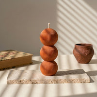 Bougie décorative Trio terracotta, trois boules striées empilées en cire de soja faite main à La Rochelle – L'Atelier Rochelais