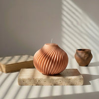 Bougie décorative sphérique en terracotta sur pierre, lumière naturelle, L'Atelier Rochelais