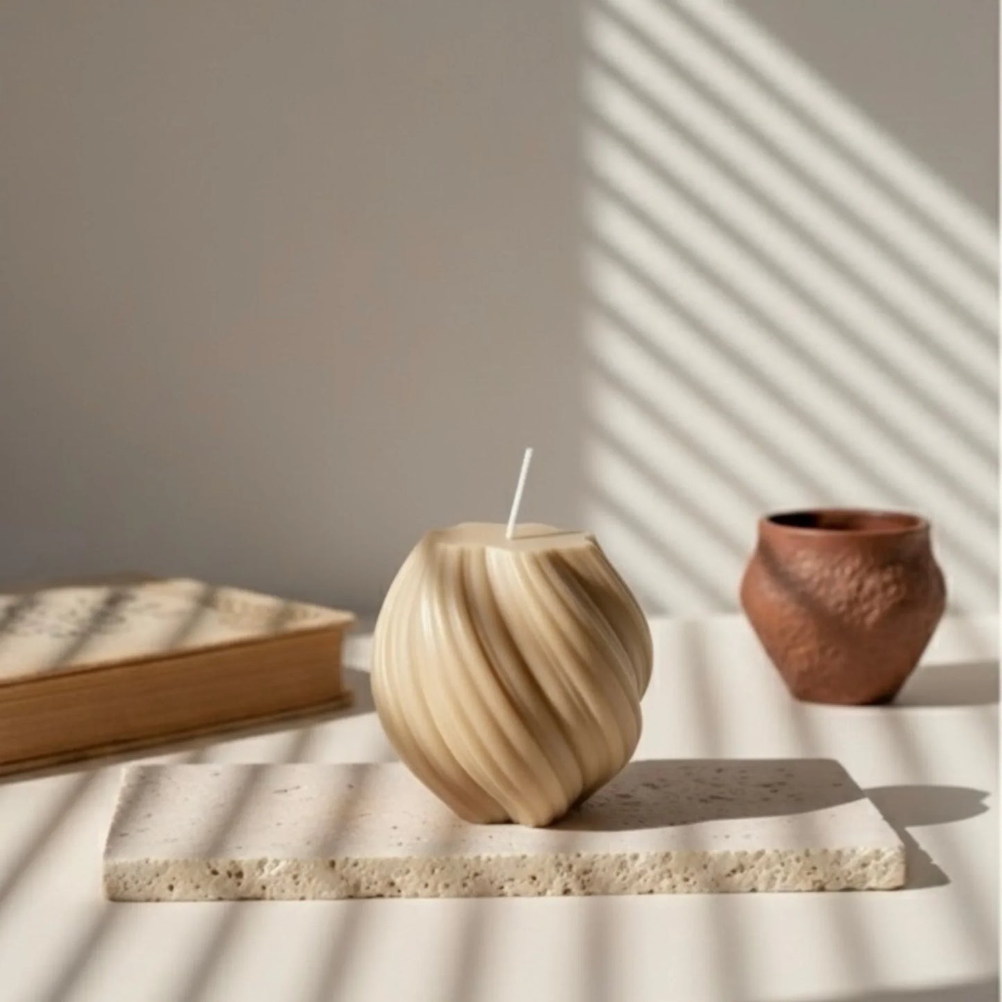 Bougie spirale design marron sur pierre, décor minimaliste, L'Atelier Rochelais