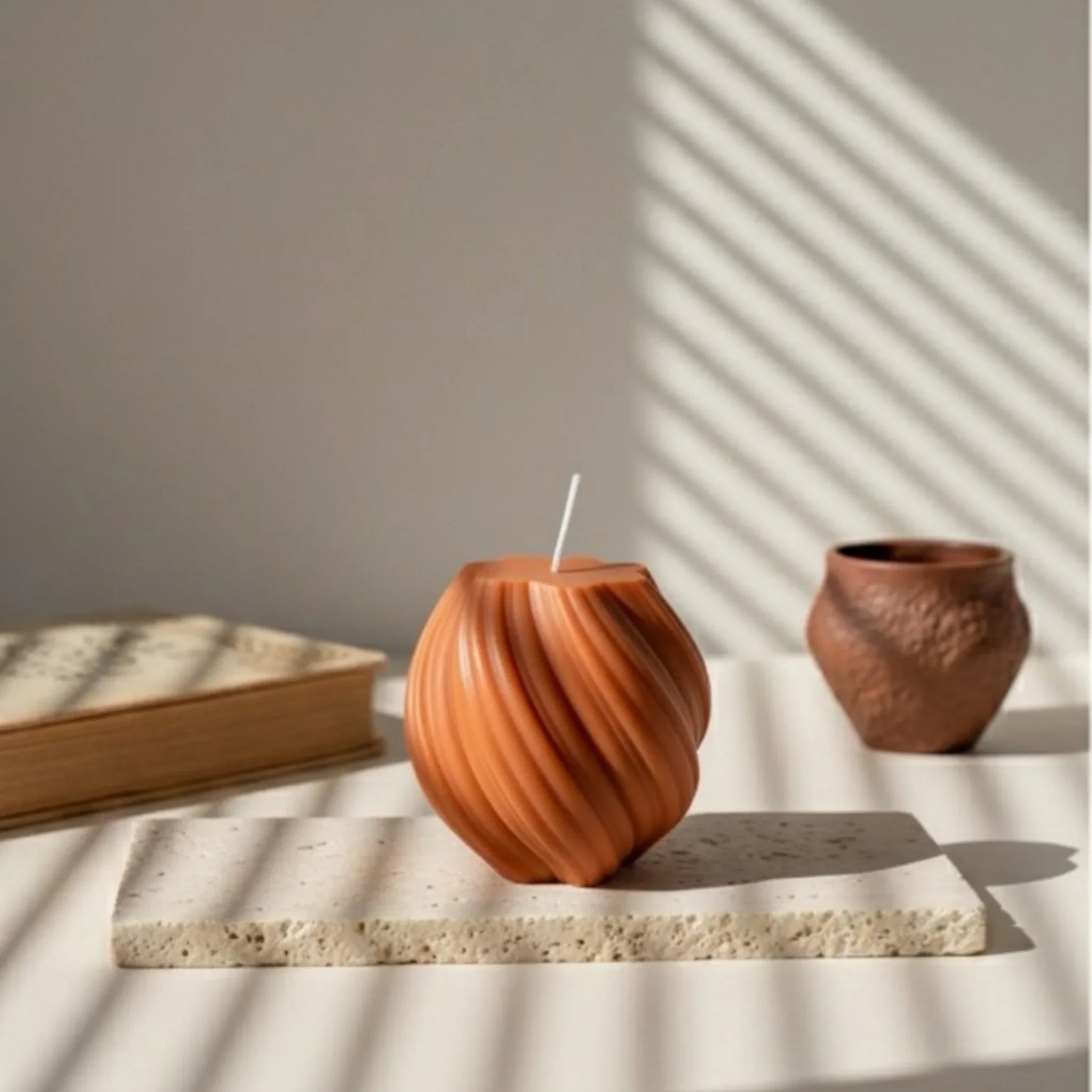 Bougie spirale design terracotta sur fond neutre, déco artisanale L'Atelier Rochelais