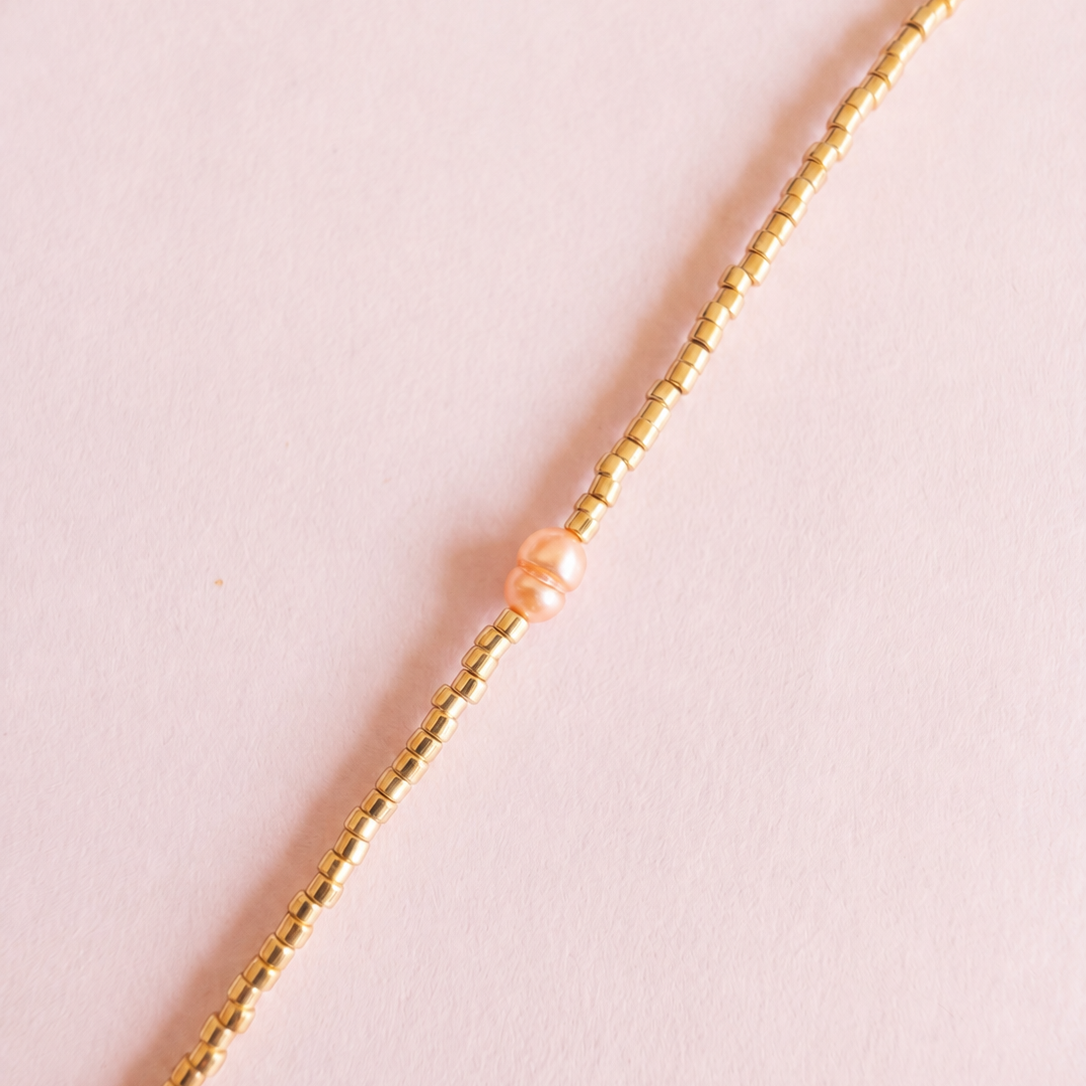 Bracelet Mila pêche perles Miyuki dorées porté au poignet bijou La Rochelle