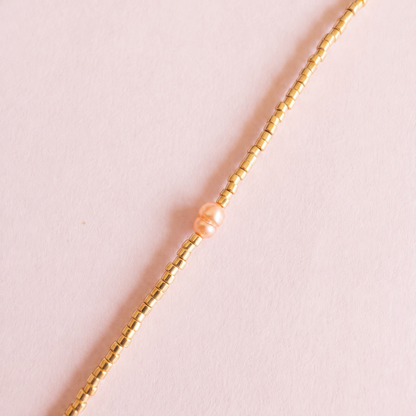 Bracelet Mila pêche perles Miyuki dorées porté au poignet bijou La Rochelle