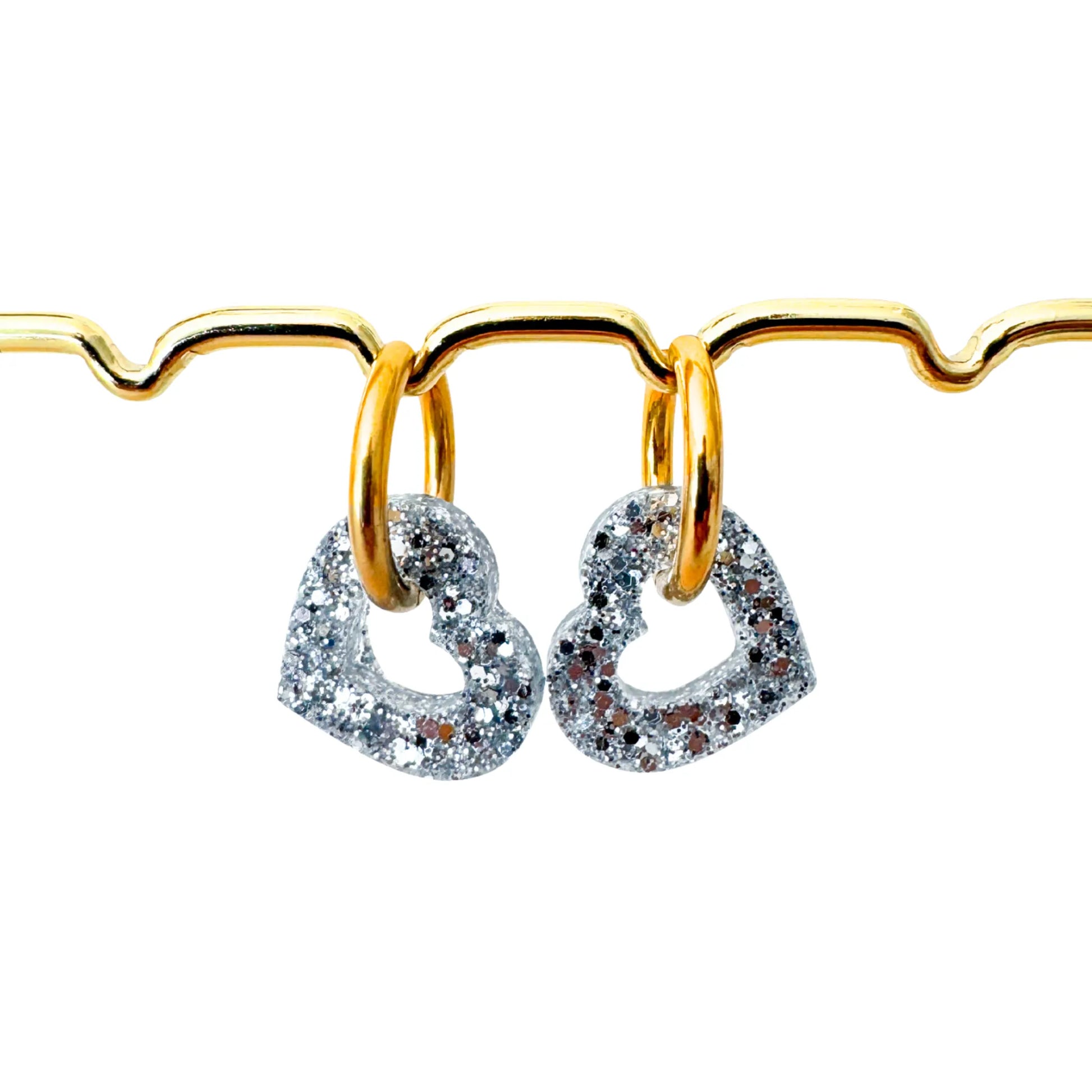 Charm pampille cœur interchangeable pour boucles d'oreilles créoles, bijou femme en résine, couleur argent, Atelier Rochelais La Rochelle