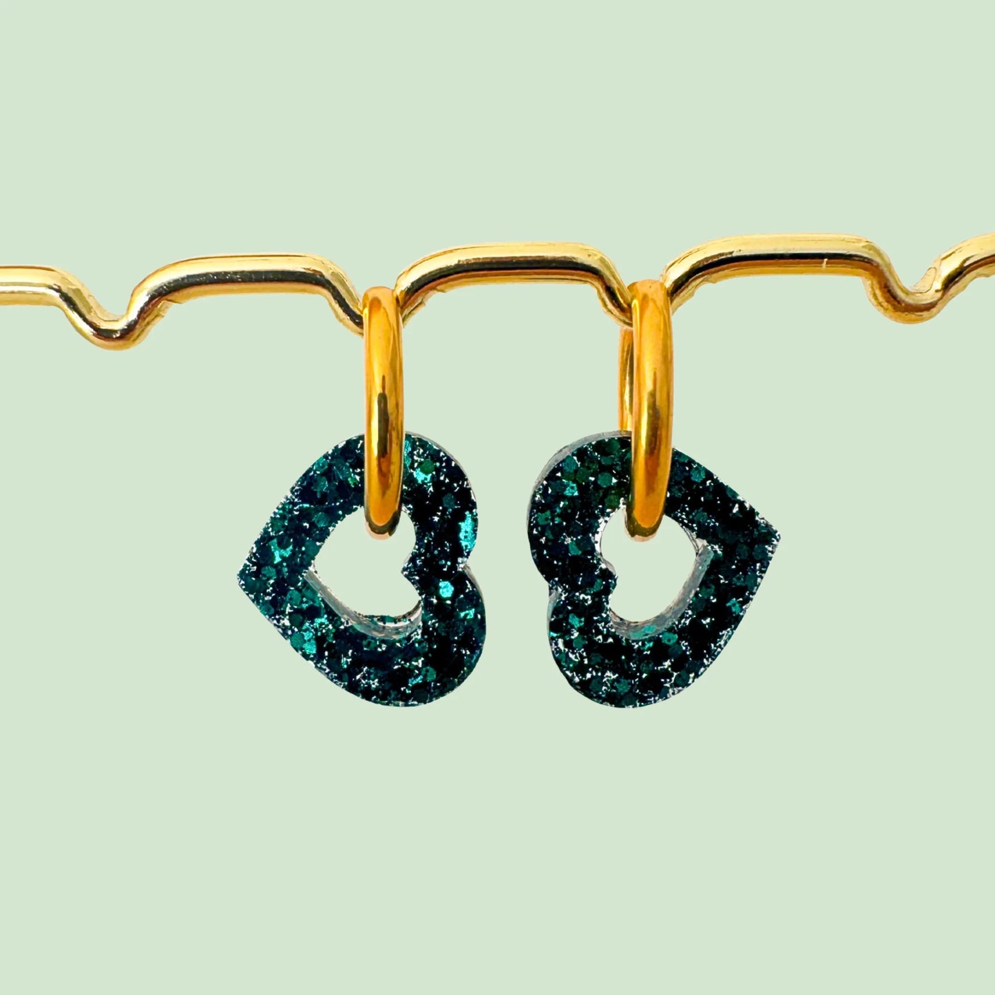 Charm pampille cœur interchangeable pour boucles d'oreilles créoles, bijou femme en résine, couleur vert, Atelier Rochelais La Rochelle