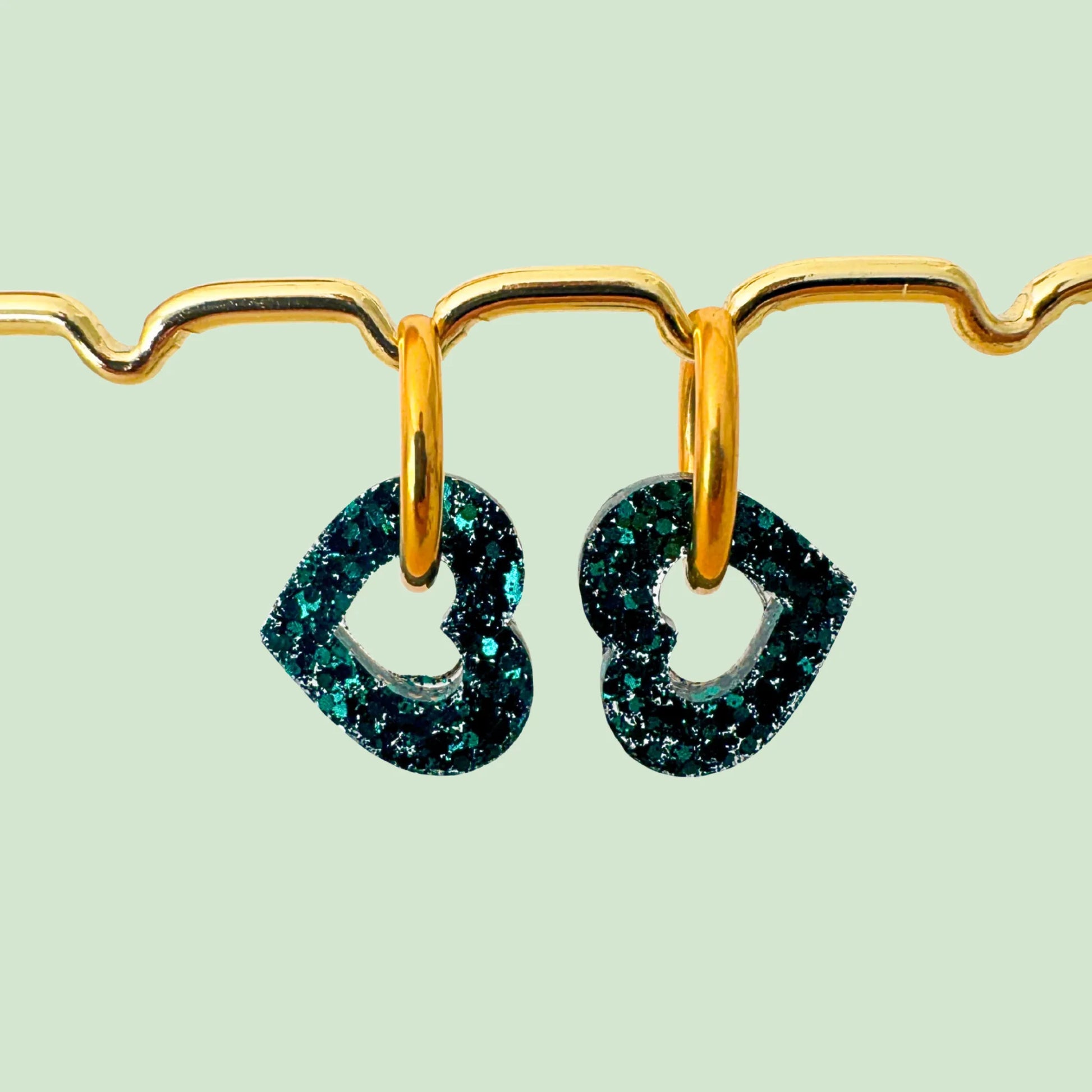 Charm pampille cœur interchangeable pour boucles d'oreilles créoles, bijou femme en résine, couleur vert, Atelier Rochelais La Rochelle