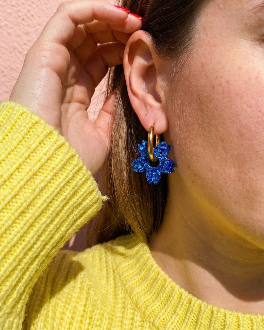 boucles d oreilles creoles interchangeables fleurs tiare resine bleu pailletee atelier rochelais