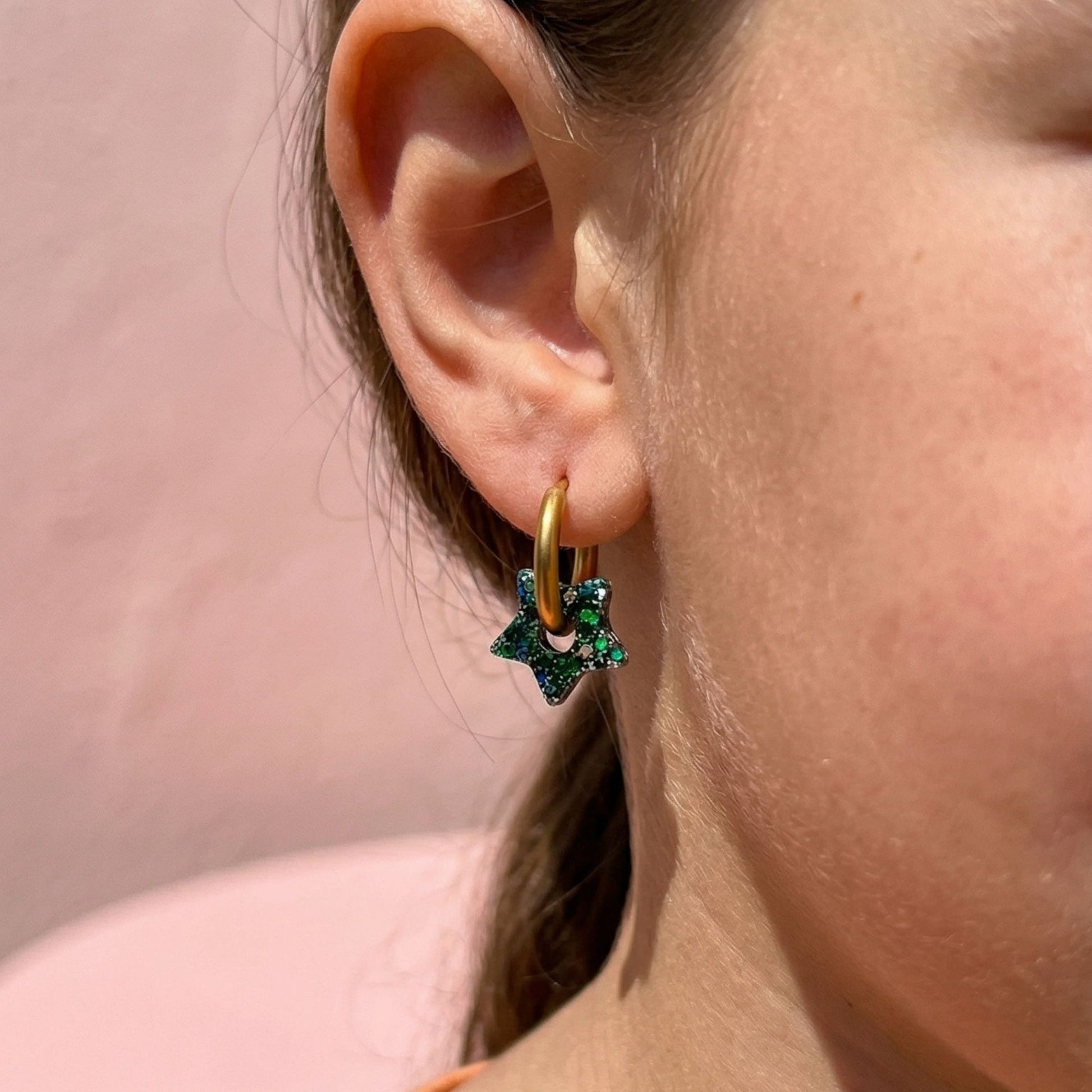 boucles d oreilles creoles interchangeables mini etoile resine vert pailletee atelier rochelais enfant