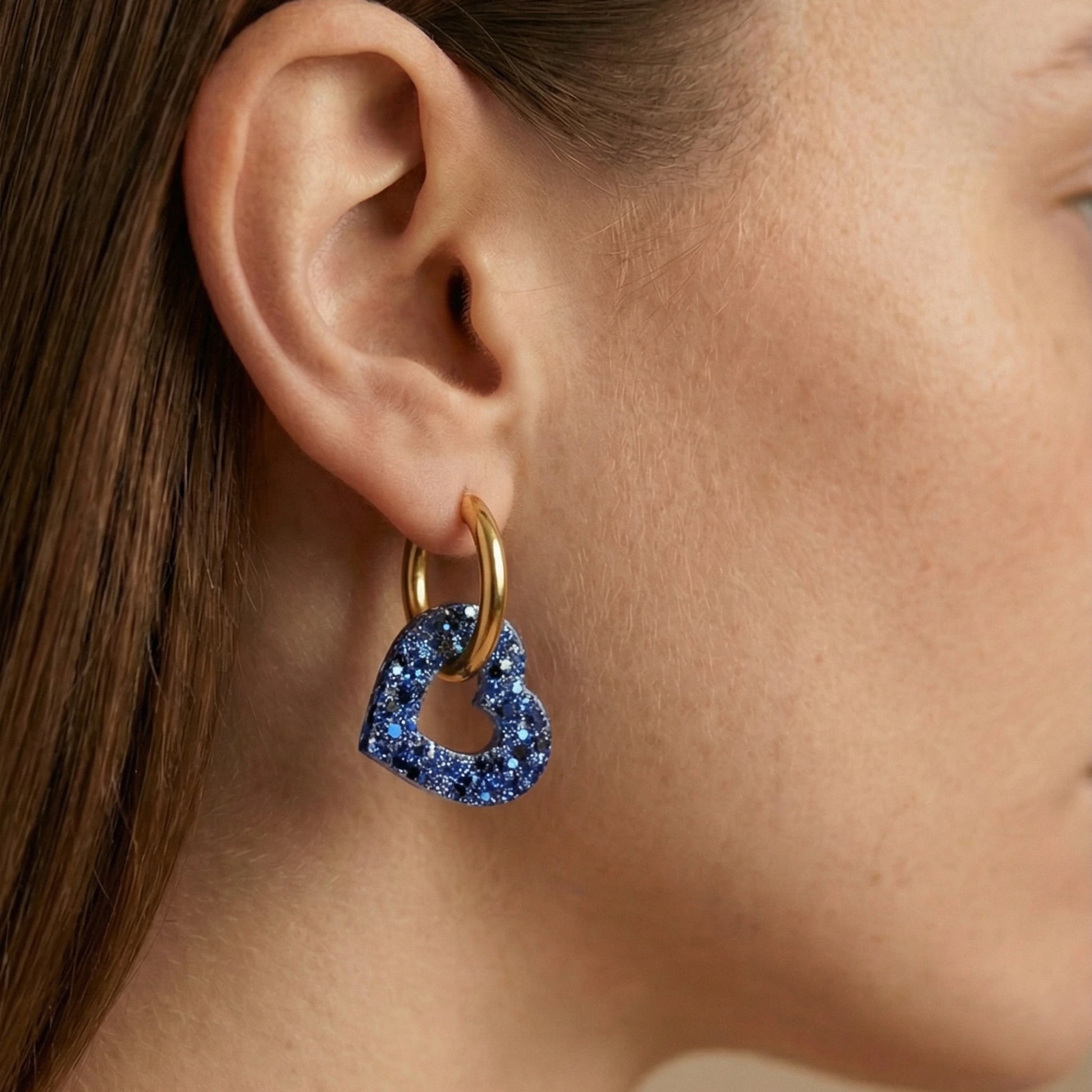 Charm pampille cœur interchangeable pour boucles d'oreilles créoles, bijou femme en résine, couleur bleu et argent, Atelier Rochelais La Rochelle