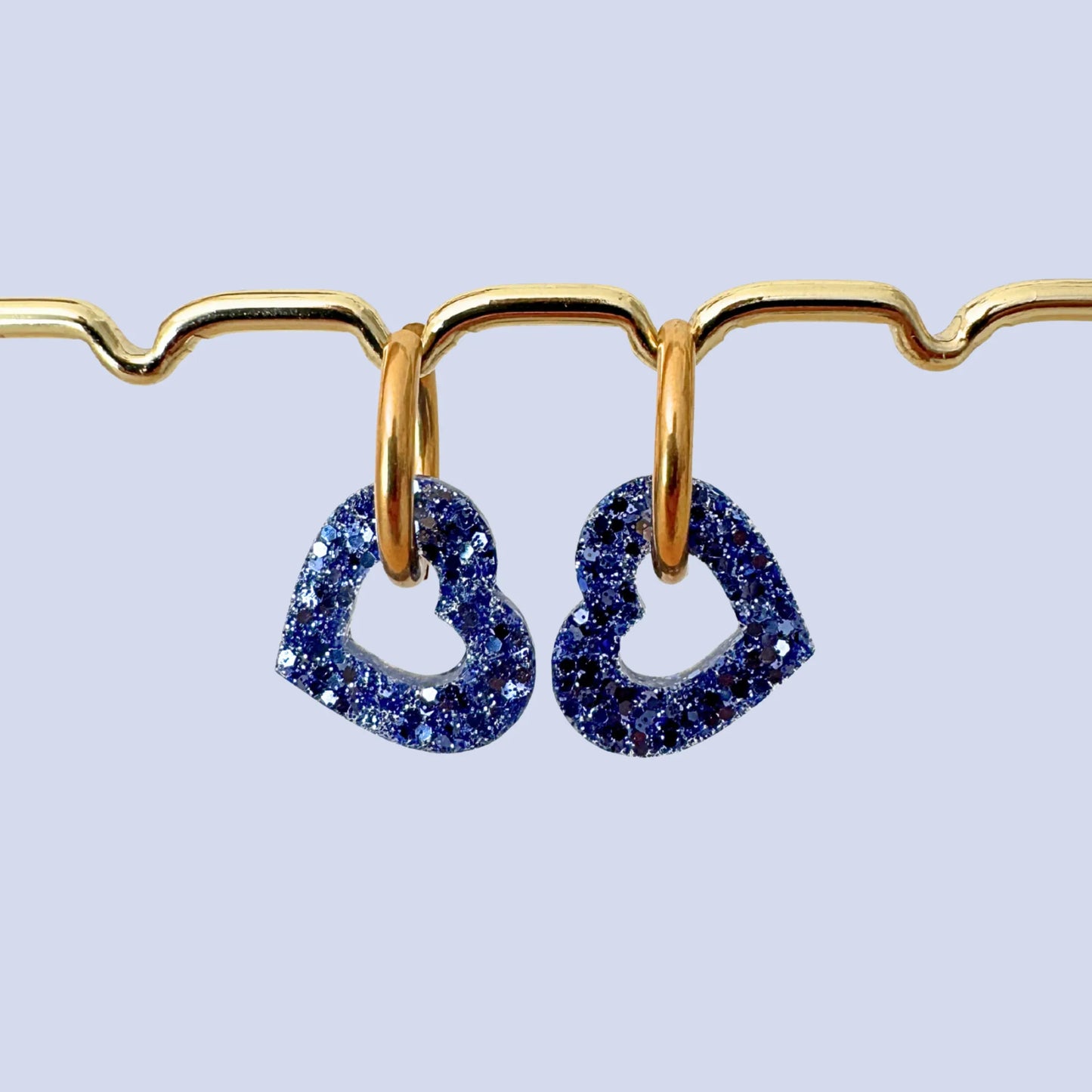 Charm pampille cœur interchangeable pour boucles d'oreilles créoles, bijou femme en résine, couleur bleu, Atelier Rochelais La Rochelle