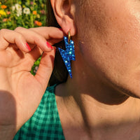 boucles_oreilles_femme_creoles_interchangeables_eclairs_resine_bleu fonce_pailletee_atelier_rochelais la rochelle