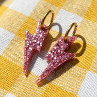 boucles_oreilles_femme_creoles_interchangeables_eclairs_resine_rose_pailletee_atelier_rochelais