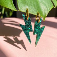 boucles_oreilles_femme_creoles_interchangeables_eclairs_resine_vert emeraude_pailletee_atelier_rochelais la rochelle