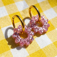 boucles_oreilles_femme_creoles_interchangeables_marguerite fleurs_resine_rose_pailletee_atelier_rochelais la rochelle