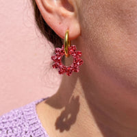 boucles_oreilles_femme_creoles_interchangeables_marguerite fleurs_resine_rose rouge_pailletee_atelier_rochelais la rochelle