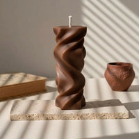 Bougie décorative Cesaria marron chocolat, colonne torsadée en cire de soja faite main à La Rochelle – L'Atelier Rochelais