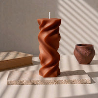 Bougie décorative Cesaria terracotta, colonne torsadée en cire de soja faite main à La Rochelle – L'Atelier Rochelais