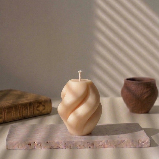 Bougie décorative Cloudy ivoire, petite bougie aux volutes en cire de soja faite main à La Rochelle – L'Atelier Rochelais