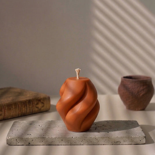 Bougie décorative Cloudy terracotta, petite bougie aux volutes en cire de soja faite main à La Rochelle – L'Atelier Rochelais