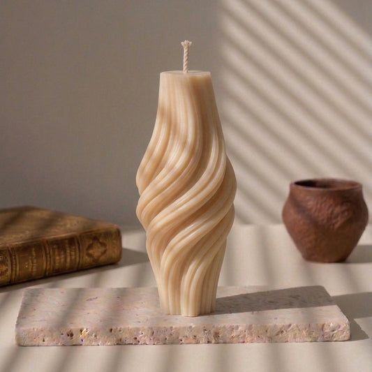 Bougie décorative Creamy ivoire, grande spirale striée effet crème fouettée en cire de soja faite main à La Rochelle – L'Atelier Rochelais