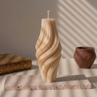 Bougie décorative Creamy ivoire, grande spirale striée effet crème fouettée en cire de soja faite main à La Rochelle – L'Atelier Rochelais