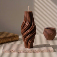 Bougie décorative Creamy marron chocolat, grande spirale striée effet crème fouettée en cire de soja faite main à La Rochelle – L'Atelier Rochelais