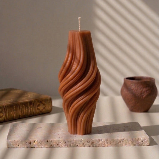 Bougie décorative Creamy terracotta, grande spirale striée effet crème fouettée en cire de soja faite main à La Rochelle – L'Atelier Rochelais