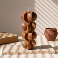 Bougie décorative Spheria marron chocolat, colonne à demi-sphères en cire de soja faite main à La Rochelle – L'Atelier Rochelais