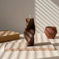 Bougie décorative Torsio marron chocolat, torsadée asymétrique en cire de soja faite main à La Rochelle – L'Atelier Rochelais