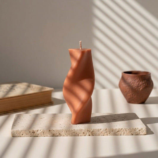 Bougie décorative Torsio terracotta, torsadée asymétrique en cire de soja faite main à La Rochelle – L'Atelier Rochelais
