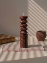 Bougie décorative Totem marron chocolat, colonne en cire de soja faite main à La Rochelle – L'Atelier Rochelais