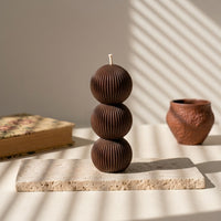 Bougie décorative Trio marron chocolat, trois boules striées empilées en cire de soja faite main à La Rochelle – L'Atelier Rochelais