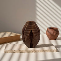 Bougie décorative Twist marron chocolat, sculpture géométrique striée en cire de soja faite main à La Rochelle – L'Atelier Rochelais