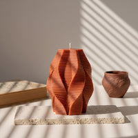 Bougie décorative Twist terracotta, sculpture géométrique striée en cire de soja faite main à La Rochelle – L'Atelier Rochelais