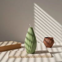 Bougie verte design montgolfière sur fond minimaliste, déco L'Atelier Rochelais