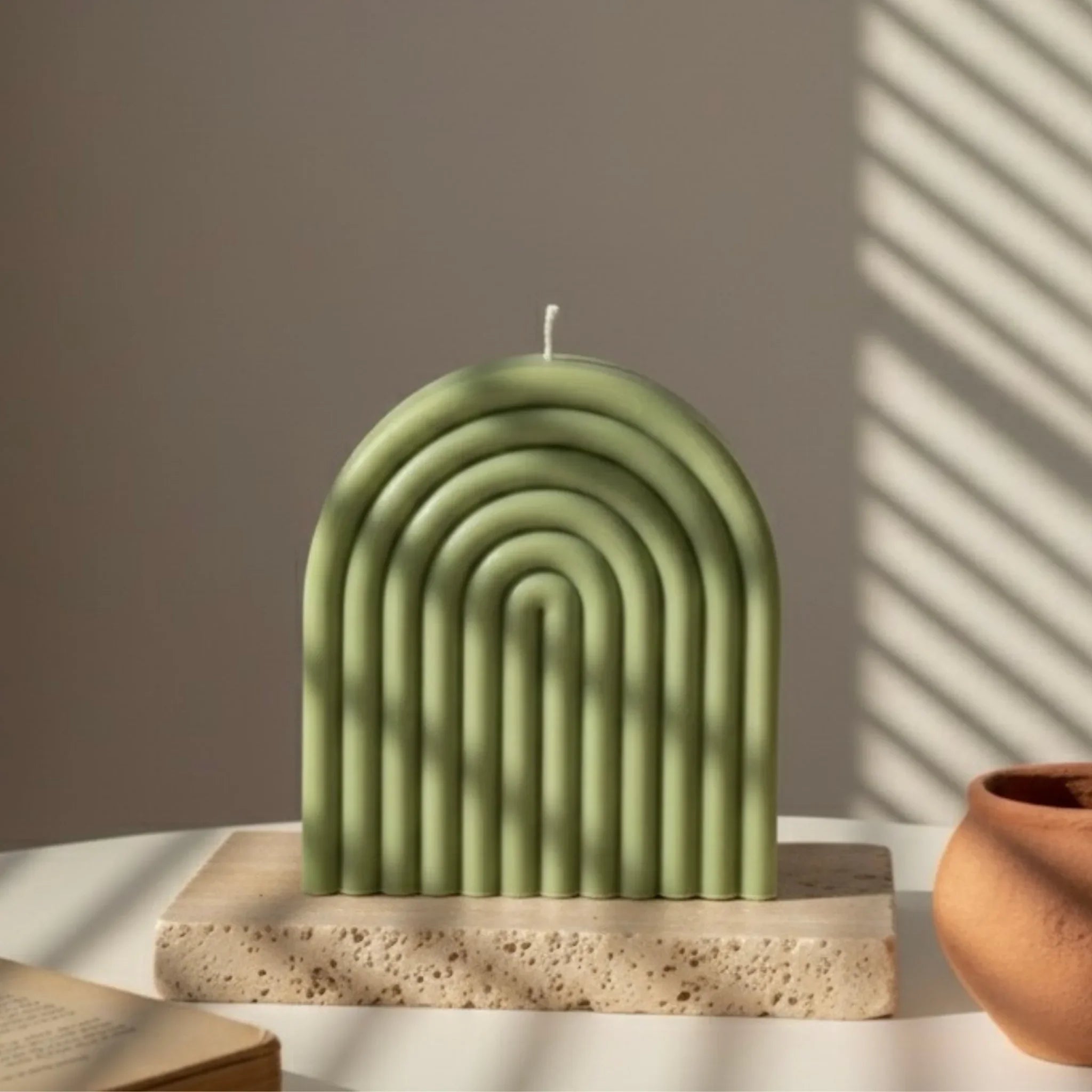 Bougie décorative grande arche vert kaki, design moderne, mise en scène élégante, L'Atelier Rochelais