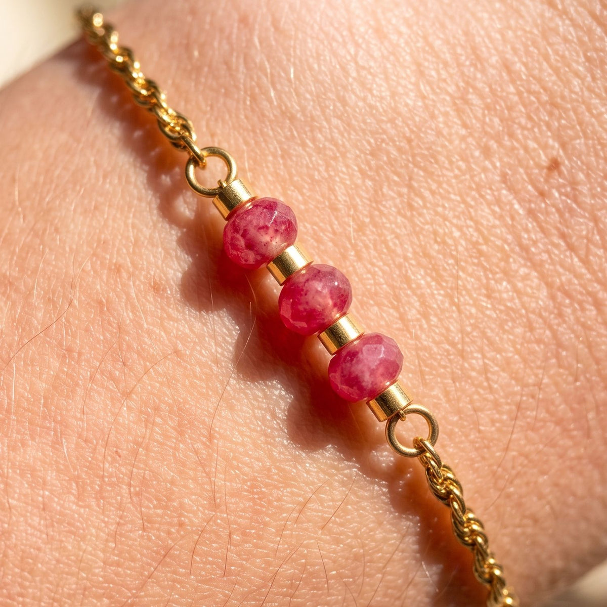 Bracelet Floria rose pêche chaînette dorée 3 perles quartz femme L'Atelier Rochelais