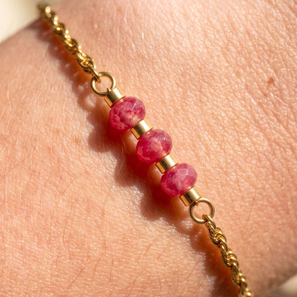 Bracelet Floria rose pêche chaînette dorée 3 perles quartz femme L'Atelier Rochelais
