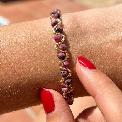 Bracelet Maya violet foncé porté au poignet bijou artisanal perles dorées La Rochelle