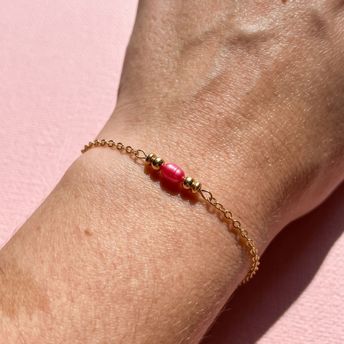 Bracelet Iris perles Miyuki dorées perle d'eau douce porté au poignet femme L'Atelier Rochelais
