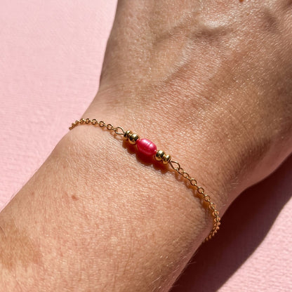 Bracelet Iris perles Miyuki dorées perle d'eau douce porté au poignet femme L'Atelier Rochelais