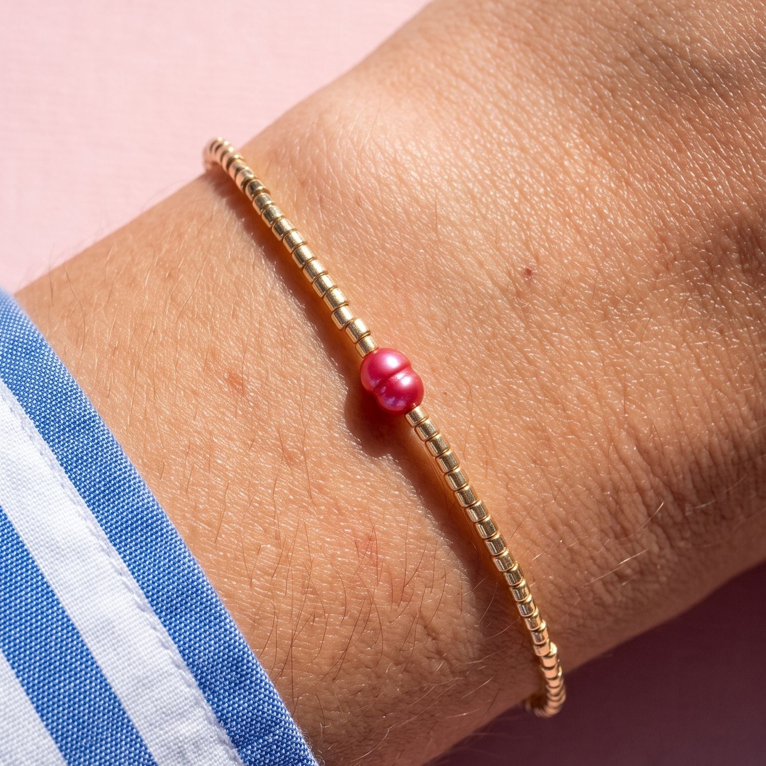 Bracelet Mila perles Miyuki dorées perle fuchsia porté au poignet femme L'Atelier Rochelais