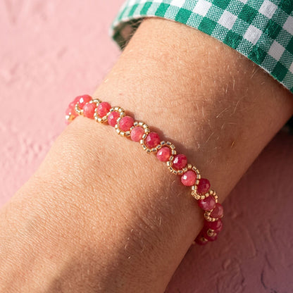 Bracelet Maya rose porté au poignet pierres naturelles perles dorées bijou artisanal